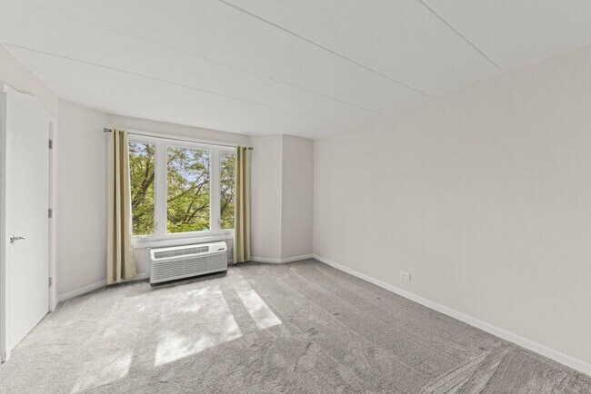 Building Photo - 1 Renaissance Pl