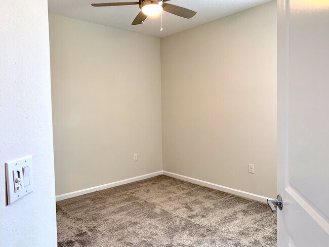 Building Photo - Incredible 5 Bedroom, 3 Bath Town home wit...