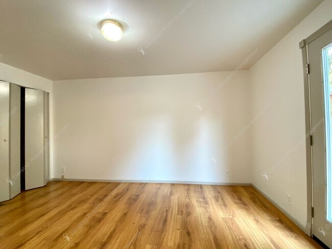 Building Photo - A Rare Find: Expansive NE Bend Home with E...
