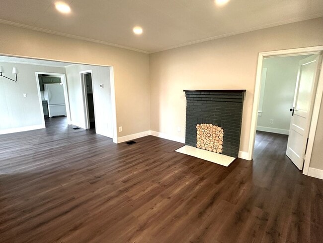 Building Photo - IMMACULATE, completely remodeled, one leve...