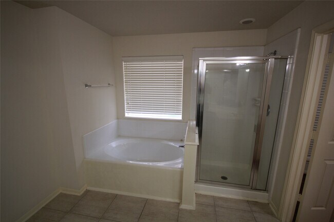 Building Photo - 19055 Village Maple Ct