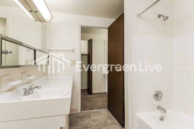 Building Photo - 5676 Troy Villa Blvd