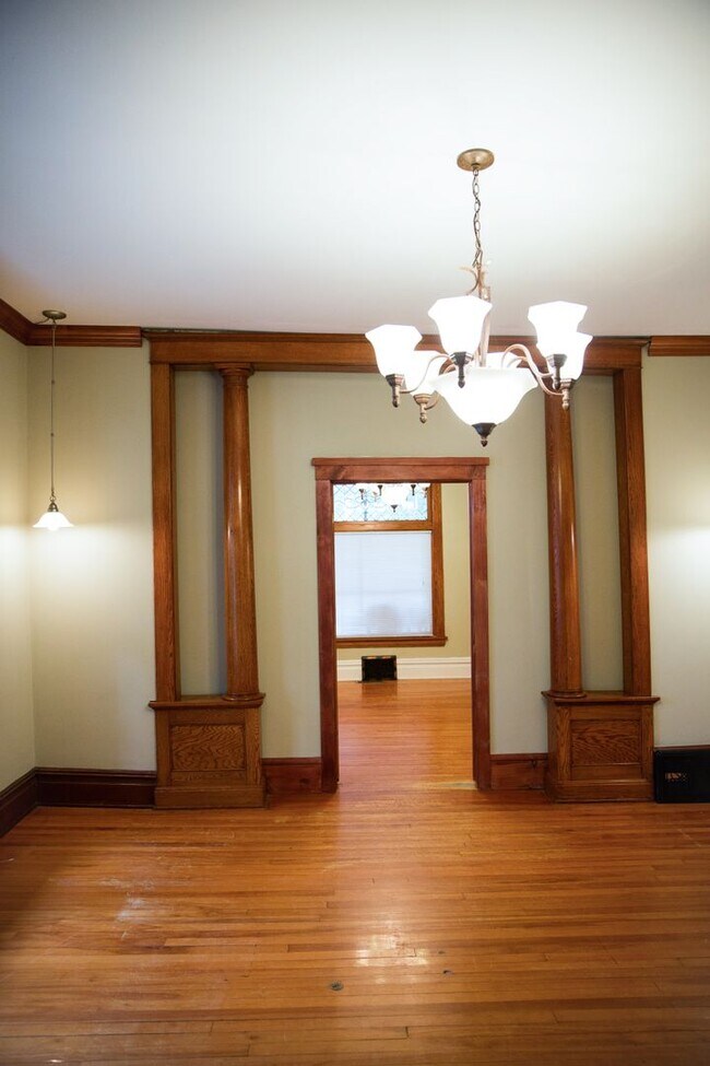 Building Photo - 3021 Knox Ave S