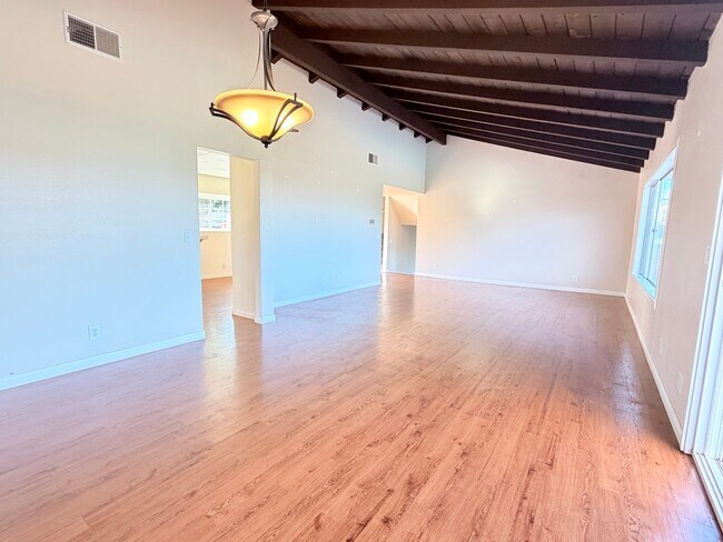 Building Photo - 3 Bedroom Beautiful Home with a stunning view