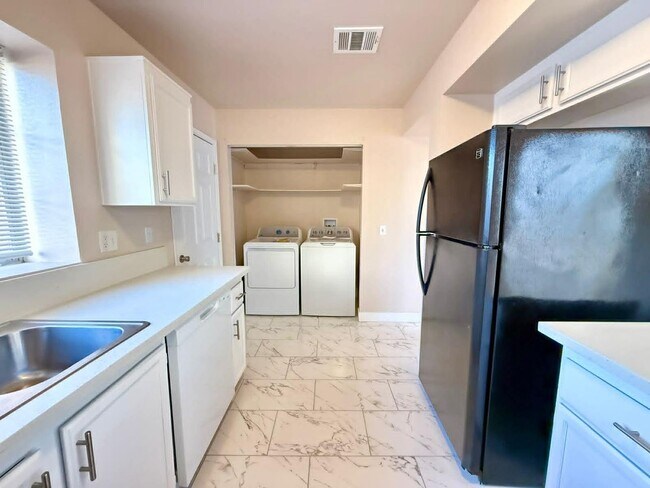 Building Photo - Beautiful single story,3 bedroom 2 bath home in 89142