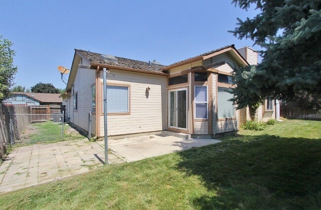 Building Photo - 12053 W Hickory Dr