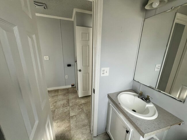 Building Photo - 2218 Chicago Cubs St