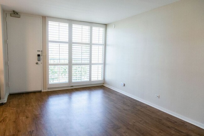 Building Photo - Great 1 Bedroom, 1 Bath with Parking * AC ...