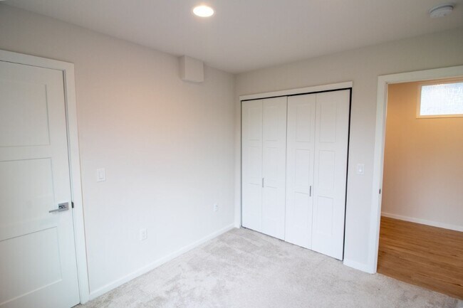 Building Photo - 3Bd/1.75Ba Seattle Townhouse