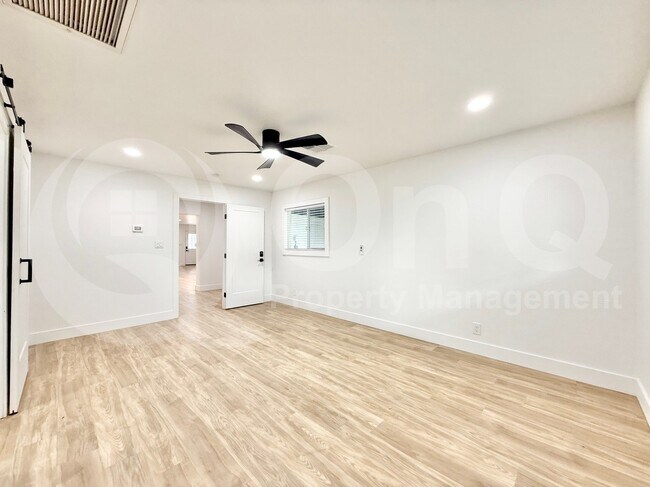 Building Photo - 1725 W Mitchell Dr