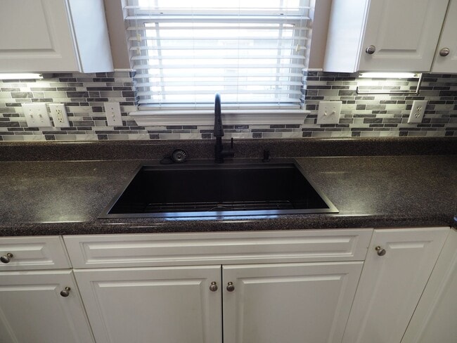 Building Photo - Gulf Shores Cottage close to park and schools!