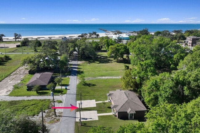 Building Photo - Gulfport Duplex
