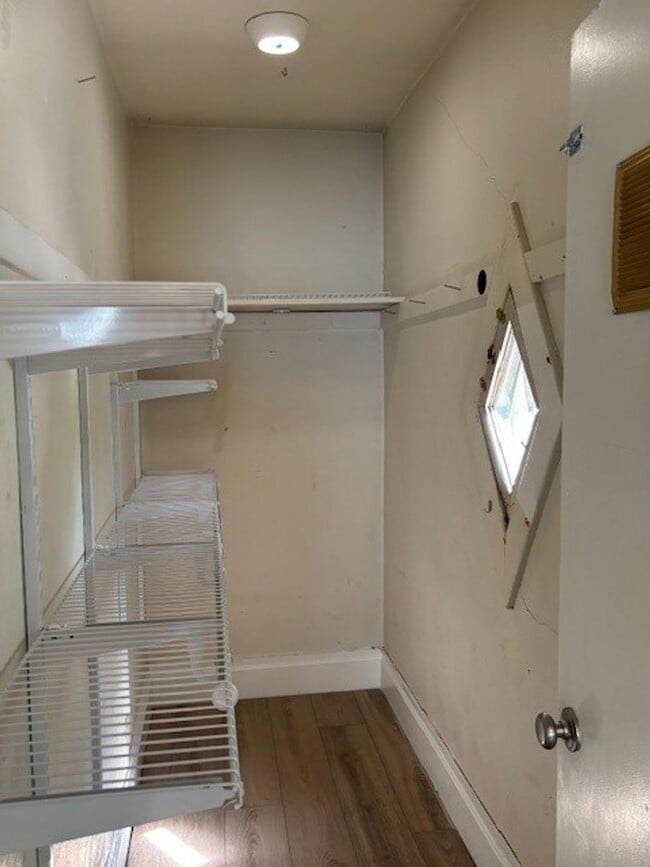 Building Photo - Cozy Upper Unit Close to Campus