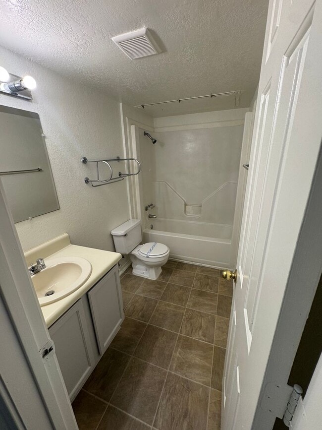 Building Photo - SE 4th St #103