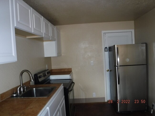 Building Photo - Studio Apartment