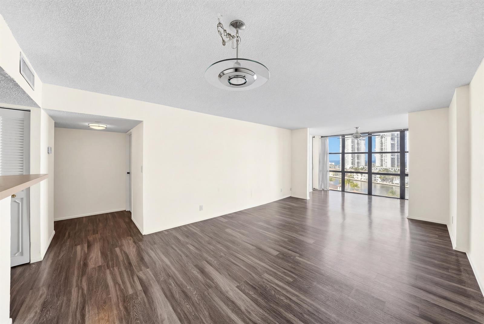 Building Photo - 1000 Parkview Dr