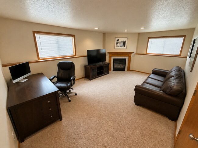 Building Photo - 4BR/2ba Tri-Level Home in Private West Side Neighborhood Near Sherman School