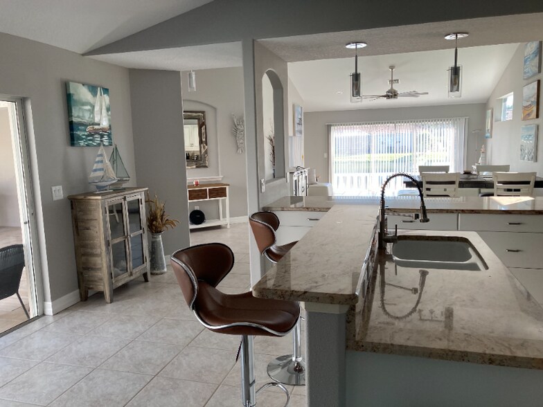 Building Photo - 104 Cala Ct