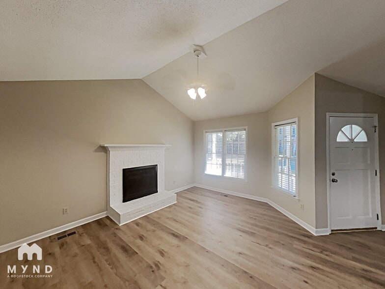 Building Photo - 4521 Aviemore Crescent