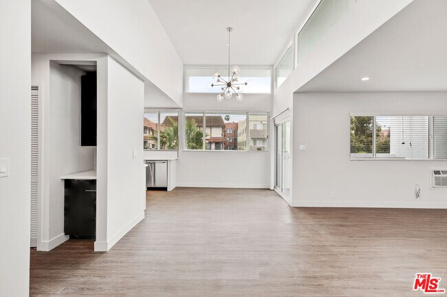 Building Photo - 1117 S Bronson Ave