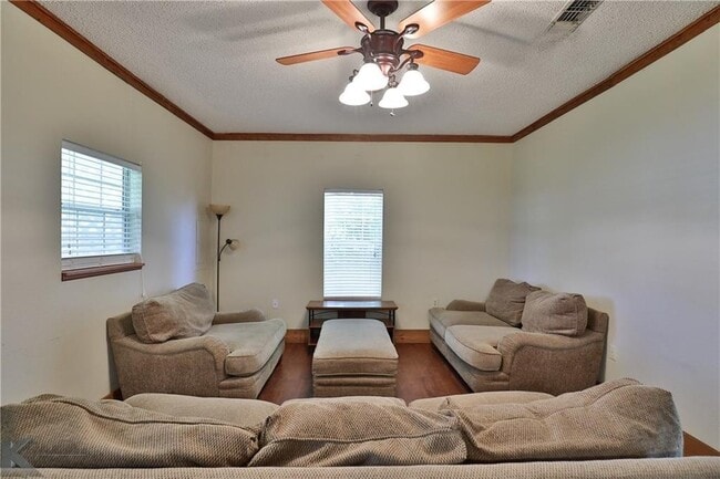 Building Photo - 418 Elm St