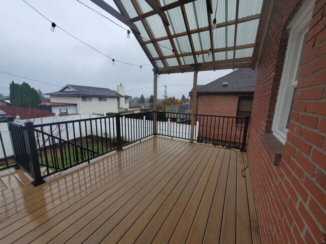 Building Photo - Charming 4 bed, 2 bath, fully fenced, covered deck in convenient location.