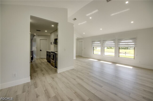Building Photo - 412 NE 17th Pl