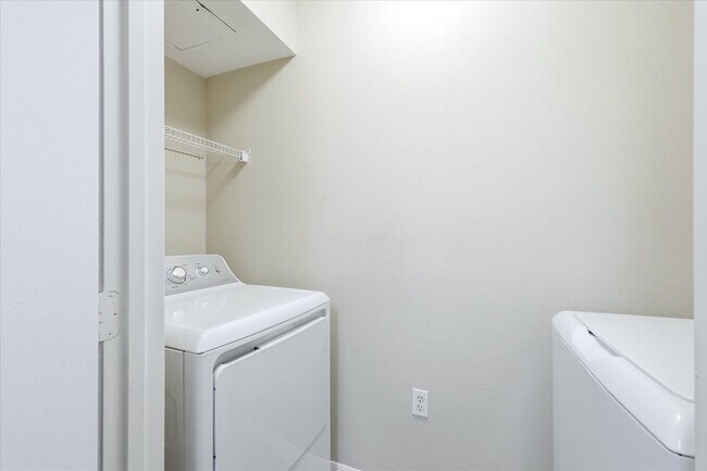 Building Photo - 1015 Villagio Cir