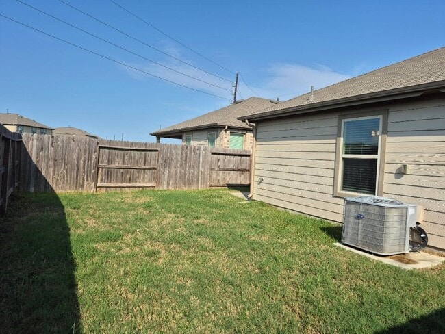 Building Photo - 6715 Hillsdale Creek Dr