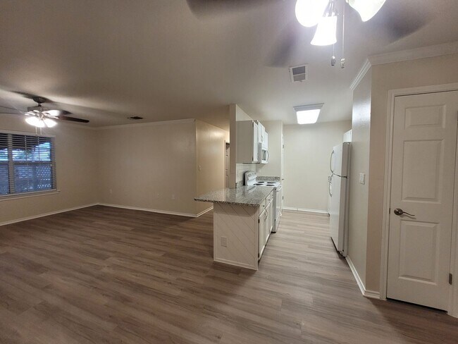 Building Photo - 2 Bed | 2 Bath 1,100 Sq. Ft. Two Car Garag...