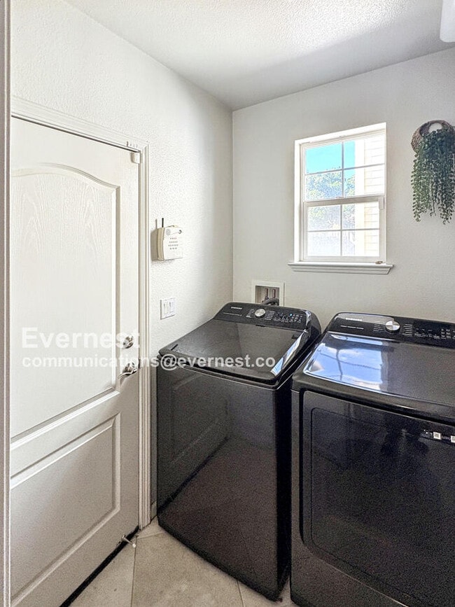 Building Photo - 246 W Recreo Way
