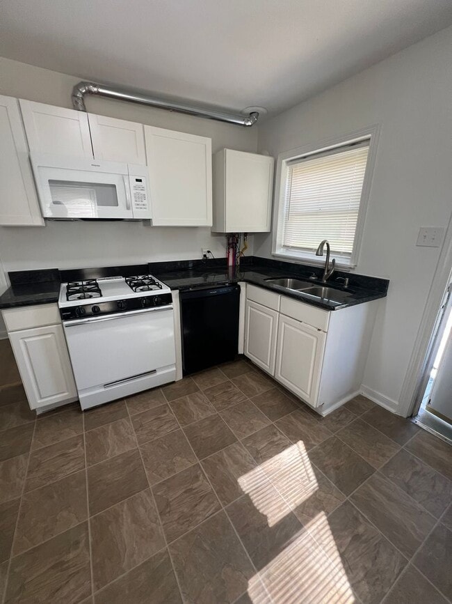 Building Photo - 2 BR / 1 BA  Renovated home near VCU in Byrd Park Area! Pets considered! Available April 15st!