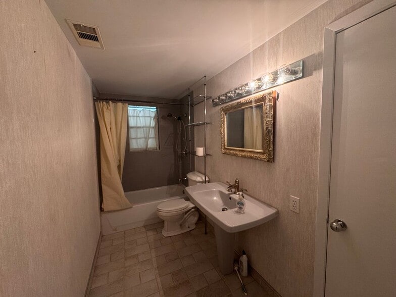 Building Photo - 15331 Lake Lamond Rd