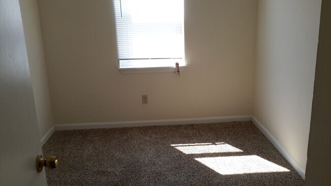 Building Photo - 746 Demaret Dr