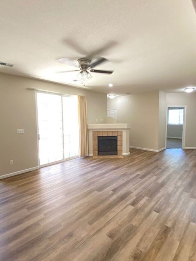 Building Photo - Ground Floor, Newly Updated, 2 Bed Condo W...