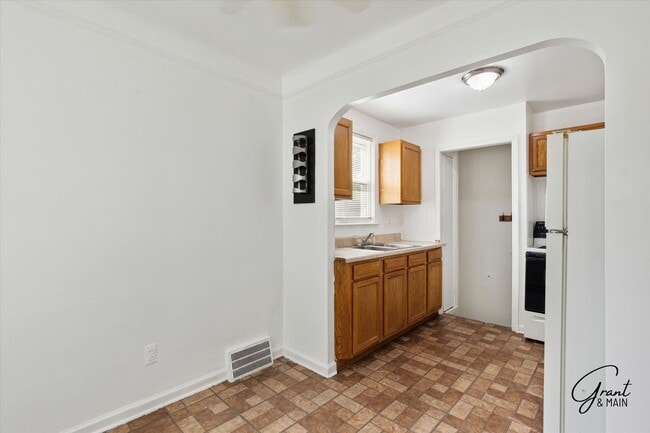 Building Photo - $1,200/month - 2 Bed 1 Bath in Harper Woods