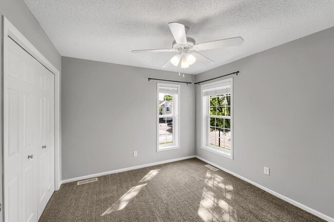 Building Photo - Gorgeous Woodbury Townhome Near Eagle Valley