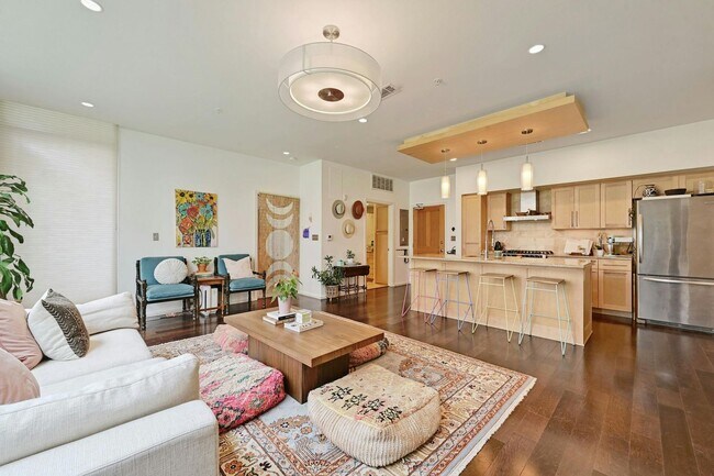 Building Photo - Prime Location, Luxurious Living!