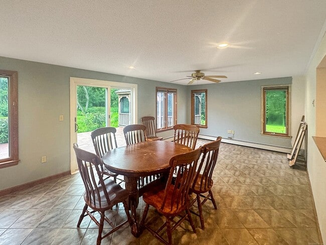 Building Photo - 85 Debbie Dr