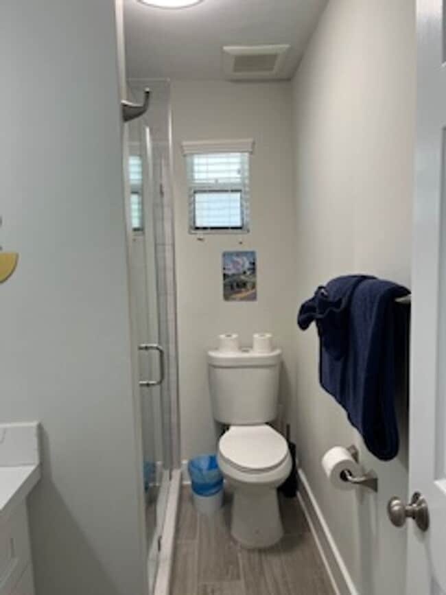 Building Photo - Beautiful apartment with assigned parking.