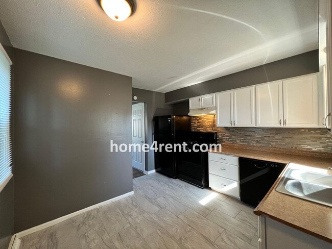 Building Photo - Attractive Lee's Summit Half Duplex w/ Lots of Natural Light and Spacious Bedrooms!