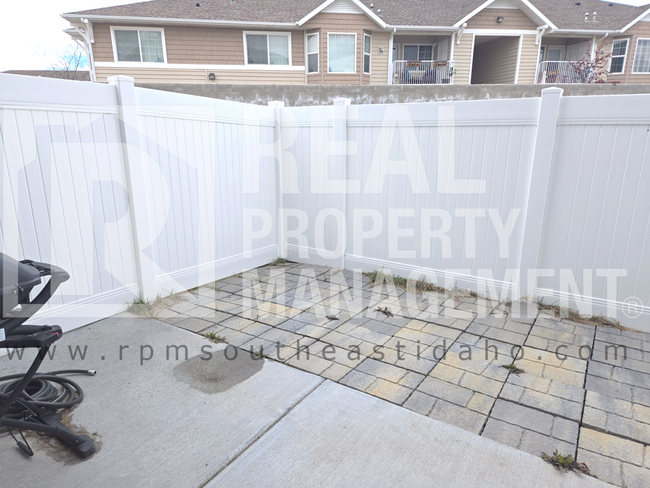 Building Photo - Bright & Clean 3 Bedroom, 2.5 Bathroom Townhome for Rent in Idaho Falls by Real Property Manageme...