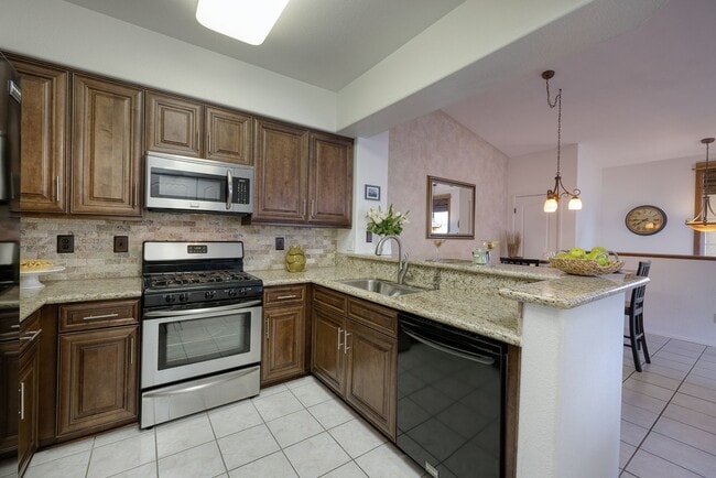 Building Photo - Entertainer's 2 Bd, 2 Bth Furnished Summer...