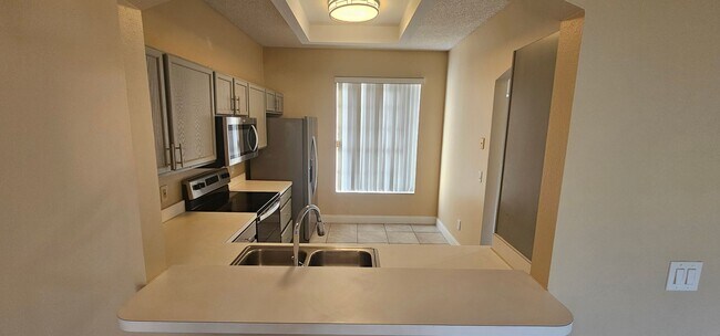 Building Photo - 14560 Laguna Beach Cir