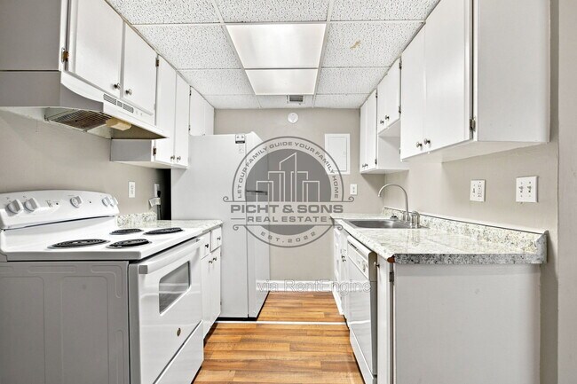 Building Photo - 457 White Dr