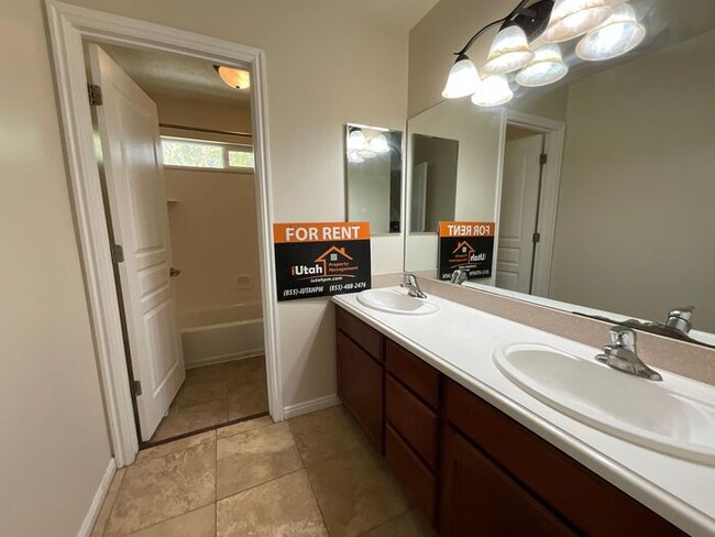 Building Photo - 6 bedroom 3 1/2 bathrooms 2 car garage Lar...
