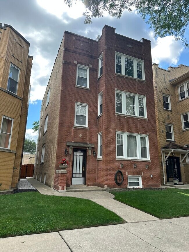Building Photo - 5643 N Artesian Ave