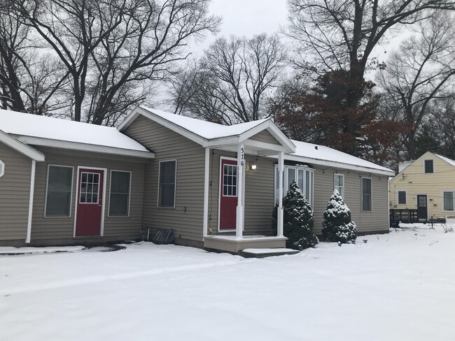 Building Photo - 576 Pinecrest St