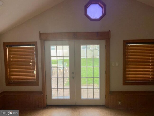 Building Photo - 422 W 6th Ave