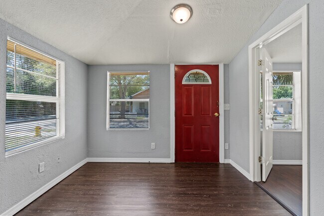 Building Photo - 901 Vine Ave